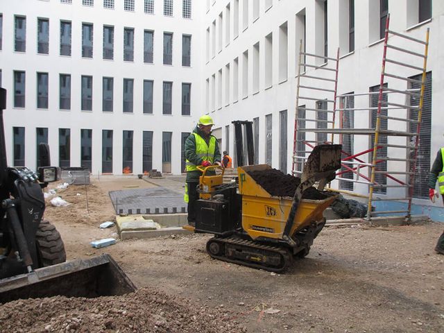 Koku dižstādu, krūmu stādīšana, solu, urnu, koku konteineru, velostatīvu, koku stumbru un sakņu aizsargu, karogu mastu, žogu uzstādīšana 7