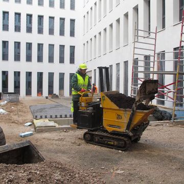 Koku dižstādu, krūmu stādīšana, solu, urnu, koku konteineru, velostatīvu, koku stumbru un sakņu aizsargu, karogu mastu, žogu uzstādīšana 7