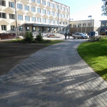 Bruģa un asfalta ieklāšana ceļiem un laukumiem, zāliena un apstādījumu ierīkošana, labiekārtojuma elementu uzstādīšana 7