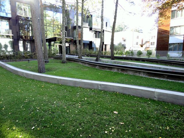 Celiņu izbūve ar klinkera bruģa segumu 280 m2, ielas un trotuāra bruģēšana 740 m2, jumta dārza ierīkošana 200 m2, sporta laukuma izveide ar gumijas segumu 75 m2, stādījumu ierīkošana 915 m2, zāliena ierīkošana 1400 m2, mazo arhitektūras formu uzstādīšana, kā arī āra koka terašu uzstādīšana 112 m2. 16