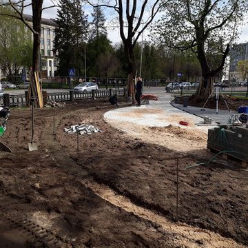 Betona un granīta bruģa/plākšņu ieklāšana celiņiem un laukumiem, labiekārtojuma elementu un pieminekļa uzstādīšana, zāliena un apstādījumu ierīkošana 6