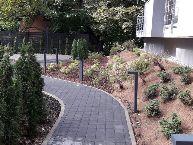 zāliena un apstādījumu ierīkošana, koksnes šķeldas seguma izbūve rotaļu laukumam 7