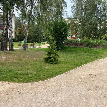 Bruģa seguma izbūve teritorijā, apstādījumu ierīkošana, labiekārtojuma elementu uzstādīšana 3