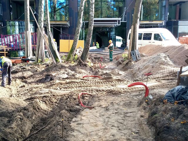 Celiņu izbūve ar klinkera bruģa segumu 280 m2, ielas un trotuāra bruģēšana 740 m2, jumta dārza ierīkošana 200 m2, sporta laukuma izveide ar gumijas segumu 75 m2, stādījumu ierīkošana 915 m2, zāliena ierīkošana 1400 m2, mazo arhitektūras formu uzstādīšana, kā arī āra koka terašu uzstādīšana 112 m2. 3