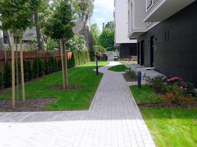 Bruģa ieklāšana ceļiem un laukumiem 1250 m2, žoga ierīkošana, jumta dārza ierīkošana virs pazemes autostāvvietām 1082 m2, stādījumi 461 m2, kā arī mazo arhitektūras formu uzstādīšana 5