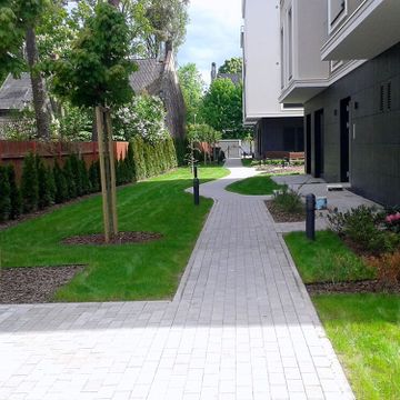 Bruģa ieklāšana ceļiem un laukumiem 1250 m2, žoga ierīkošana, jumta dārza ierīkošana virs pazemes autostāvvietām 1082 m2, stādījumi 461 m2, kā arī mazo arhitektūras formu uzstādīšana 5