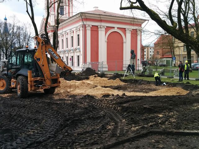Betona un granīta bruģa/plākšņu ieklāšana celiņiem un laukumiem, labiekārtojuma elementu un pieminekļa uzstādīšana, zāliena un apstādījumu ierīkošana 2