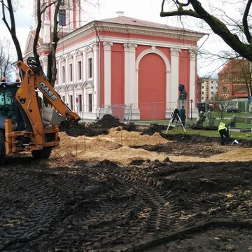 Betona un granīta bruģa/plākšņu ieklāšana celiņiem un laukumiem, labiekārtojuma elementu un pieminekļa uzstādīšana, zāliena un apstādījumu ierīkošana 2