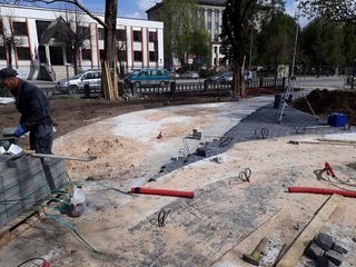Betona un granīta bruģa/plākšņu ieklāšana celiņiem un laukumiem, labiekārtojuma elementu un pieminekļa uzstādīšana, zāliena un apstādījumu ierīkošana 5