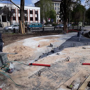 Betona un granīta bruģa/plākšņu ieklāšana celiņiem un laukumiem, labiekārtojuma elementu un pieminekļa uzstādīšana, zāliena un apstādījumu ierīkošana 5