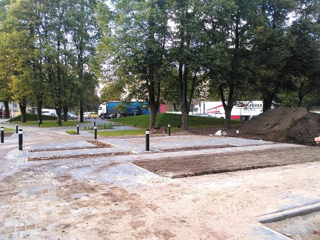 Pīlādžu dižstādu stādīšana 109 gb., 5200m2 zāliena ierīkošana ar reljefā izveidotām zāliena piramīdām, dekoratīvie stādījumi 280 m2, kā arī mazo arhitektūras formu uzstādīšana 6