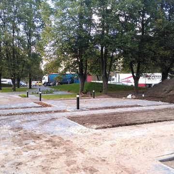 Pīlādžu dižstādu stādīšana 109 gb., 5200m2 zāliena ierīkošana ar reljefā izveidotām zāliena piramīdām, dekoratīvie stādījumi 280 m2, kā arī mazo arhitektūras formu uzstādīšana 6