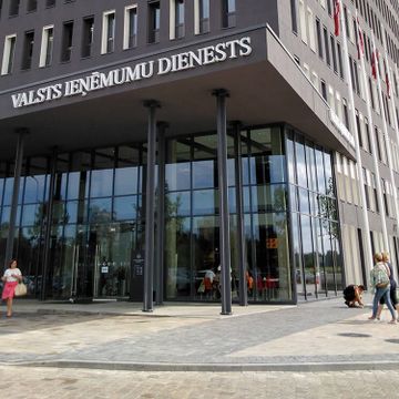 Koku dižstādu, krūmu stādīšana, solu, urnu, koku konteineru, velostatīvu, koku stumbru un sakņu aizsargu, karogu mastu, žogu uzstādīšana 9