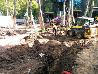Celiņu izbūve ar klinkera bruģa segumu 280 m2, ielas un trotuāra bruģēšana 740 m2, jumta dārza ierīkošana 200 m2, sporta laukuma izveide ar gumijas segumu 75 m2, stādījumu ierīkošana 915 m2, zāliena ierīkošana 1400 m2, mazo arhitektūras formu uzstādīšana, kā arī āra koka terašu uzstādīšana 112 m2. 4