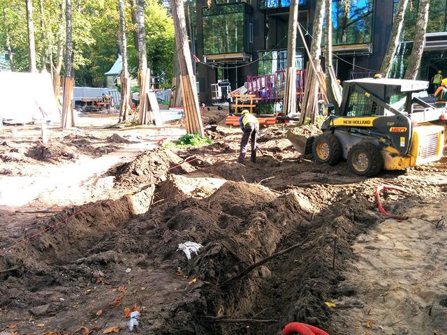 Celiņu izbūve ar klinkera bruģa segumu 280 m2, ielas un trotuāra bruģēšana 740 m2, jumta dārza ierīkošana 200 m2, sporta laukuma izveide ar gumijas segumu 75 m2, stādījumu ierīkošana 915 m2, zāliena ierīkošana 1400 m2, mazo arhitektūras formu uzstādīšana, kā arī āra koka terašu uzstādīšana 112 m2. 4