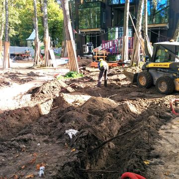Celiņu izbūve ar klinkera bruģa segumu 280 m2, ielas un trotuāra bruģēšana 740 m2, jumta dārza ierīkošana 200 m2, sporta laukuma izveide ar gumijas segumu 75 m2, stādījumu ierīkošana 915 m2, zāliena ierīkošana 1400 m2, mazo arhitektūras formu uzstādīšana, kā arī āra koka terašu uzstādīšana 112 m2. 4