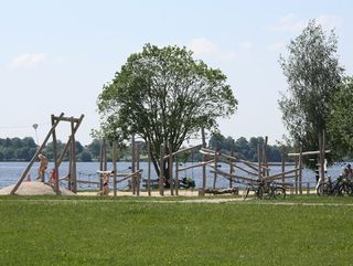 sporta laukumu izbūve, labiekārtojuma elementu uzstādīšana, rotaļu iekārtu un sporta inventāra piegāde un uzstādīšana, zāliena un apstādījumu ierīkošana 10