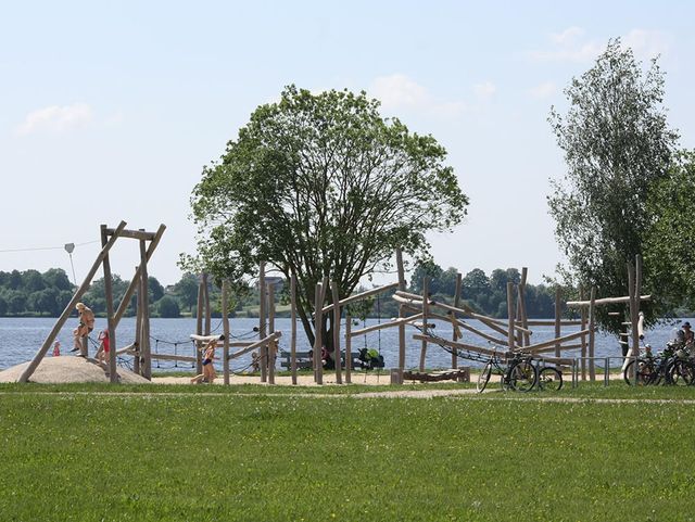 sporta laukumu izbūve, labiekārtojuma elementu uzstādīšana, rotaļu iekārtu un sporta inventāra piegāde un uzstādīšana, zāliena un apstādījumu ierīkošana 10