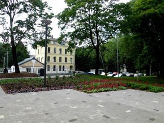 Nogāžu stiprināšana ar dabīgo ģeopaklāju, zālienšūnu ieklāšana, zāliena un apstādījumu ierīkošana, celiņu un laukumu bruģēšana un asfaltēšana, labiekārtojuma elementu (soli, atkritumu urnas, voloturētāji, karogu masti) uzstādīšana 13
