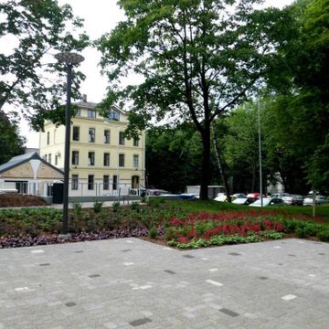 Nogāžu stiprināšana ar dabīgo ģeopaklāju, zālienšūnu ieklāšana, zāliena un apstādījumu ierīkošana, celiņu un laukumu bruģēšana un asfaltēšana, labiekārtojuma elementu (soli, atkritumu urnas, voloturētāji, karogu masti) uzstādīšana 13