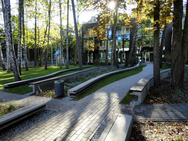 Celiņu izbūve ar klinkera bruģa segumu 280 m2, ielas un trotuāra bruģēšana 740 m2, jumta dārza ierīkošana 200 m2, sporta laukuma izveide ar gumijas segumu 75 m2, stādījumu ierīkošana 915 m2, zāliena ierīkošana 1400 m2, mazo arhitektūras formu uzstādīšana, kā arī āra koka terašu uzstādīšana 112 m2. 1