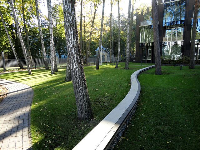 Celiņu izbūve ar klinkera bruģa segumu 280 m2, ielas un trotuāra bruģēšana 740 m2, jumta dārza ierīkošana 200 m2, sporta laukuma izveide ar gumijas segumu 75 m2, stādījumu ierīkošana 915 m2, zāliena ierīkošana 1400 m2, mazo arhitektūras formu uzstādīšana, kā arī āra koka terašu uzstādīšana 112 m2. 12