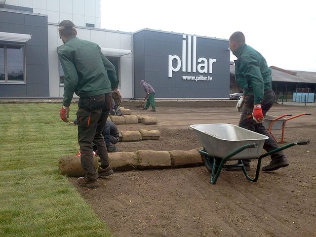 Paklājzāliena ieklāšana 1400 m2, grāvju nogāžu stiprināšana ar dabīgo ģeopaklāju 945 m2, zāliena un apstādījumu ierīkošana 4000m2. 3