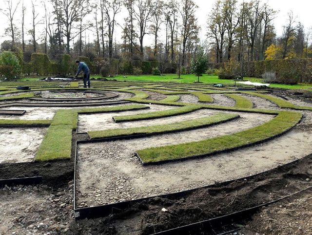 Paklājzālienas labirinta izbūve Rundāles pils parkā 10