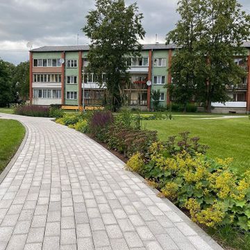 Bruģa seguma izbūve teritorijā, apstādījumu ierīkošana, labiekārtojuma elementu uzstādīšana 8